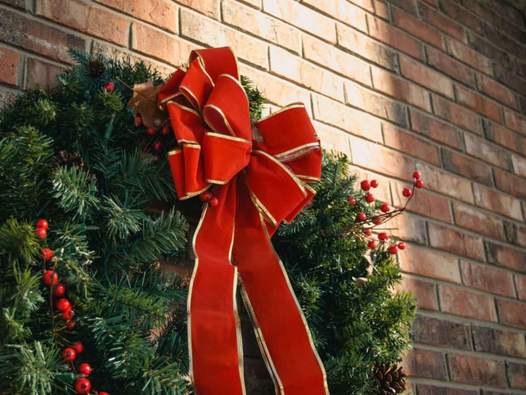 green-christmas-wreath-with-red-bow-752382